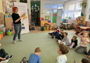 Mali odkrywcy uczą się, jak ważne są pszczoły dla przyrody i ludzi