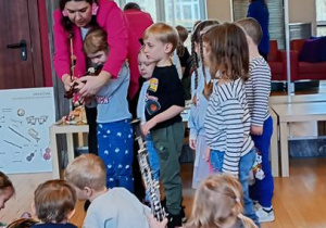 Tygryski grają na instrumentach