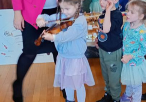 Tygryski grają na isnstrumentach