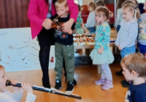 Tygryski grają na instrumentach.