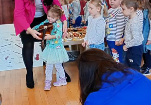 Tygryski grają na instrumentach