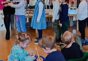 Tygryski graja na instrumentach