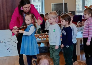 Tygryski grają na instrumentach