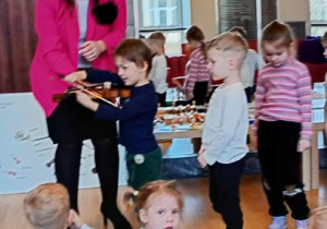 Tygryski grają na instrumentach