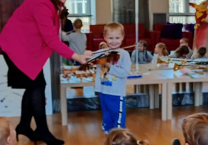 Mikołaj gra na insrumencie