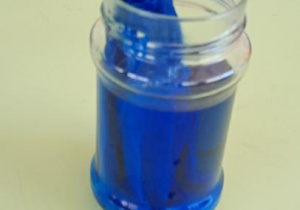 Zabarwiamy widę bibułą niebieską.