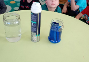 słoik, pianka do golenia i zabatwiona woda.