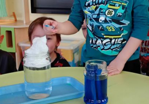 Artur wykonuje doświadczenie.