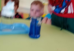 Julek wykonuje doświadzcenie.