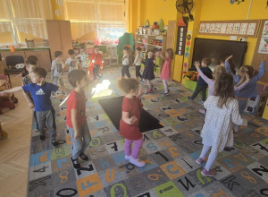 Ciąg dalszy zabaw z dinozaurami