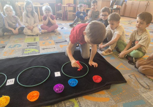 zabawa matematyczna ze szczypcami