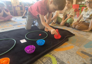 zabawa matematyczna ze szczypcami