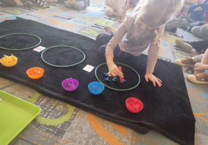 zabawa matematyczna ze szczypcami