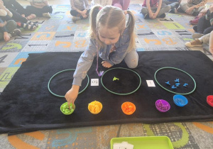 zabawa matematyczna ze szczypcami