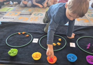 zabawa matematyczna ze szczypcami