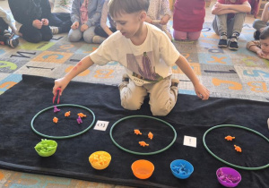 zabawa matematyczna ze szczypcami