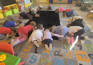 dzieci podczas zabwy ruchowej