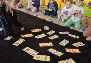 dzieci układaja domino