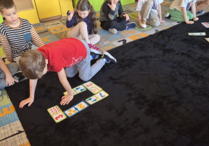 dzieci układaja domino