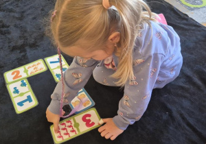 dzieci układaja domino