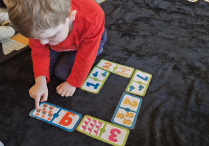 dzieci układaja domino