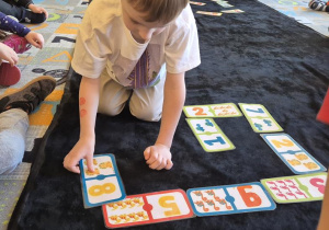 dzieci układaja domino