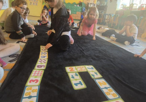 dzieci układaja domino