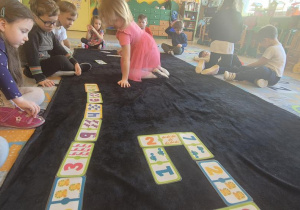 dzieci układaja domino