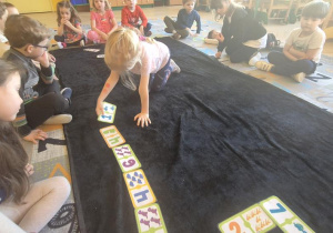 dzieci układaja domino