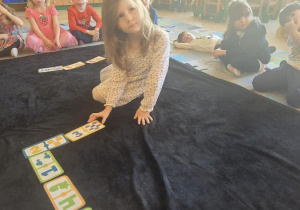 dzieci układaja domino