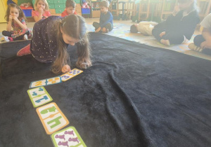 dzieci układaja domino