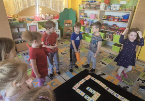 dzieci układaja domino