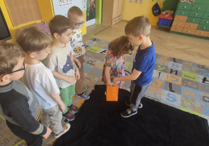 Poczęstunek od nowego kolegi