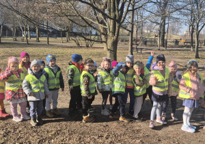 zdjęcie grupowe w parku