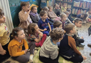 dzieci podczas pobytu w bibliotece