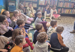 dzieci słuchają bajkę
