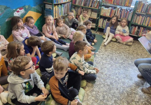 dzieci podczas pobytu w bibliotece