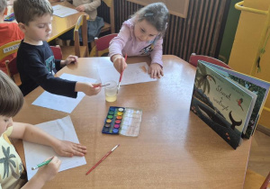 dzieci podczas pracy przy stoliku