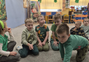 Chłopiec układa rytm z symboli Irlandii