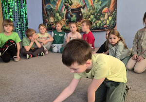 Chłopiec układa rytm