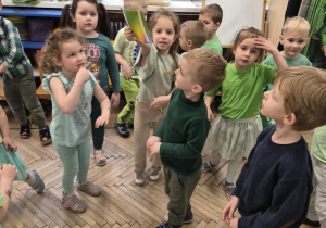 Motylki podczas nauki tańca z wykorzystaniem tablicy multimedialnej