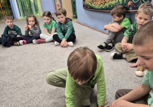 Chłopiec liczy monety by odnaleźć kolejną wskazówkę