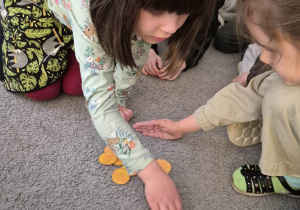 Dziewczynka przelicza złote monety