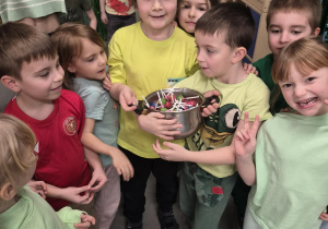 Dzieci odnalazły skarb- garnek z lizakami