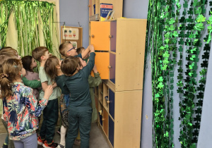 Dzieci szukają wskazówek w sali