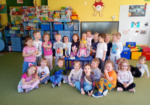 Zdjęcie grupowe podczas urodzin Hani w przedszkolu