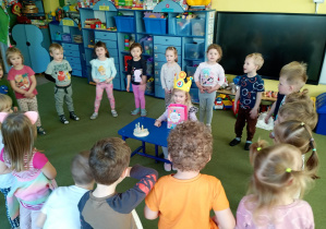 Maluszki śpiewają koleżance "Sto lat"