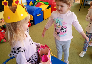 Dziewczynka składa koleżance urodzinowe życzenia