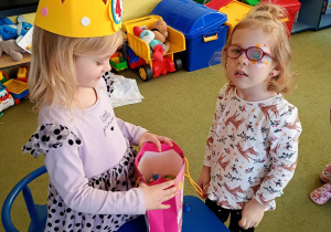 Dziewczynka składa koleżance urodzinowe życzenia