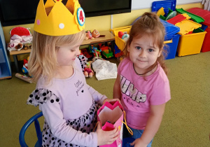 Dziewczynka składa koleżance urodzinowe życzenia